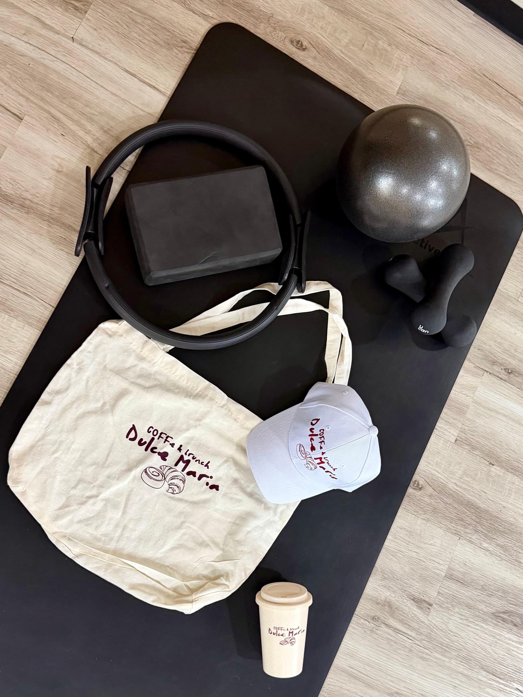 Kit de YW Studio con aro de pilates, bloque, pelota, mancuernas y artículos de Dulce María Coffee & Brunch